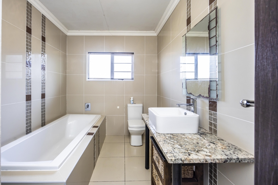 4 Bedroom Property for Sale in Sunrise On Sea Eastern Cape